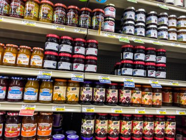 Snohomish, WA USA - Kasım 2022: Bir markette satılık reçel ve reçellerin geniş bir yelpazesi.