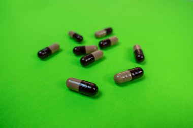 Seattle, WA USA - Kasım 2022: Yeşil arka plandaki Prazosin haplarına seçici odaklanma.