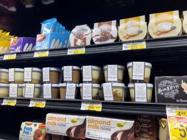 Snohomish, WA USA - Kasım 2022: Haggen bakkalında satılık dondurulmuş tatlılara yakından bakın.