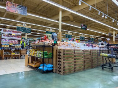 Snohomish, WA USA - Kasım 2022: Bir Haggen marketinin üretim bölümünden alışveriş yapan insanların geniş görünümü.
