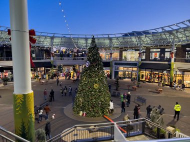Redmond, WA USA - Aralık 2022: Redmond alışveriş bölgesinde geniş bir noel ağacı manzarası.