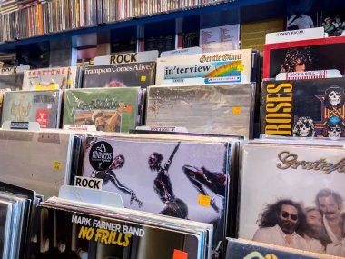 Kirkland, WA USA - Kasım 2022: Vortex Music and Movies mağazasında satılmak üzere kullanılmış vinil ve lazer diskler üzerine seçici odaklanma.