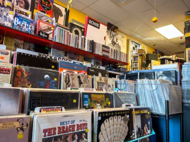 Kirkland, WA USA - Kasım 2022: Vortex Music and Movies mağazasında satılmak üzere kullanılmış vinil ve lazer diskler üzerine seçici odaklanma.