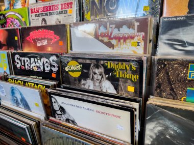 Kirkland, WA USA - Kasım 2022: Vortex Music and Movies mağazasında satılmak üzere kullanılmış vinil ve lazer diskler üzerine seçici odaklanma.