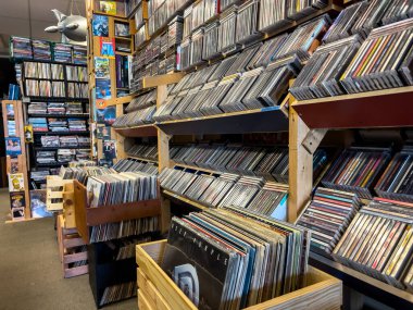 Kirkland, WA USA - Kasım 2022: Vortex Music and Movies mağazasında satılık vinil ve CD 'ler üzerine seçici odaklanma.