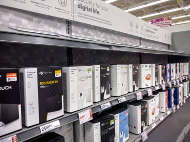 Seattle, WA USA - Ekim 2022: Bir Staples perakende mağazasında satılık taşınabilir hard disklerin görüntüsünü kapat.