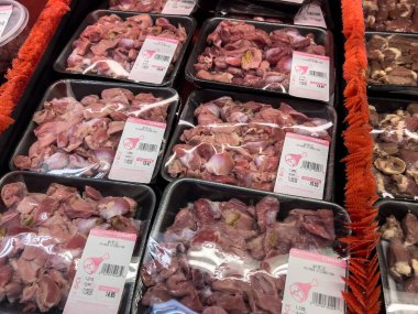 Lynnwood, WA USA - Kasım 2022: H Mart 'taki bir markette satılık tavuk taşlarına yakından bakın.