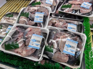 Lynnwood, WA USA - Kasım 2022: H Mart 'taki bir markette satılık yayın balığı bifteğine yakından bakın.