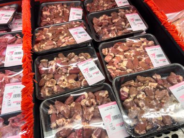 Lynnwood, WA USA - Kasım 2022: H Mart 'taki bir markette satılık tavuk kalbi manzarası.