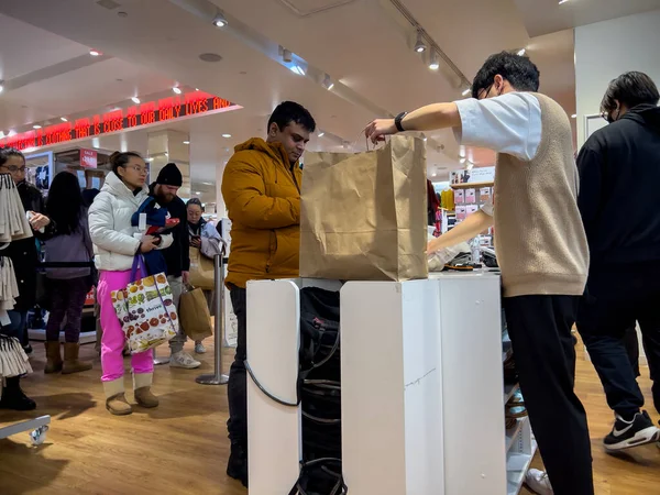 Usaのベルビュー 2022年12月頃 ユニクロの衣料品店内のレジでチェックアウトする人々の広い視野 — ストック写真