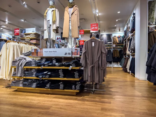 Usaのベルビュー 2022年12月頃 ユニクロの衣料品店内で買い物をする人々の広い視野 — ストック写真