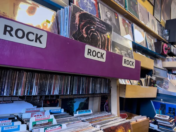 Kirkland, WA USA - Kasım 2022: Vortex Music and Movies mağazasında satılmak üzere kullanılmış vinil ve lazer diskler üzerine seçici odaklanma.