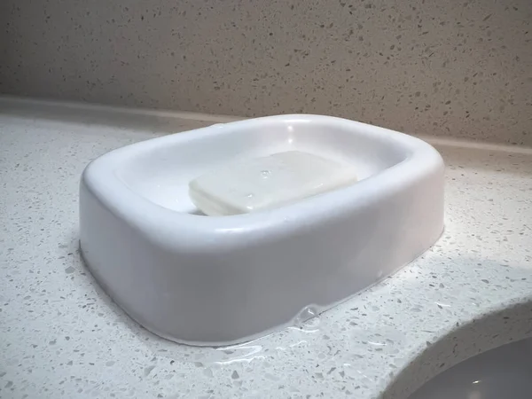 Vista Perto Uma Barra Sabão Branco Prato Dentro Banheiro Limpo — Fotografia de Stock
