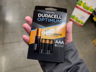 Seattle, WA USA - Aralık 2022: Duracell Optimum batarya paketini elinde tutan bir kadının yakın görüntüsü.