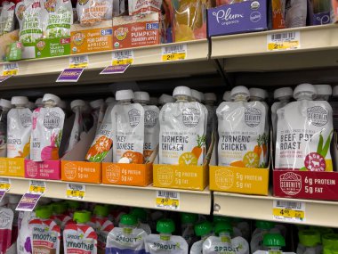 Woodinville, WA USA - Aralık 2022: Haggen 'deki bir markette satılık bebek maması püre torbaları üzerine seçici odaklanma.