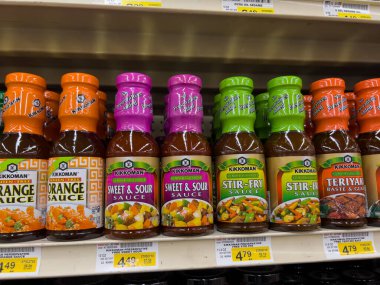Woodinville, WA USA - Aralık 2022: Haggen 'deki bir markette Kikkoman' ın sos pişirmesini yakından izleyin.