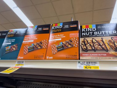 Woodinville, WA USA - Aralık 2022: Yakın plan, Haggen 'daki bir markette satılacak Kind marka abur cuburlara odaklanma.