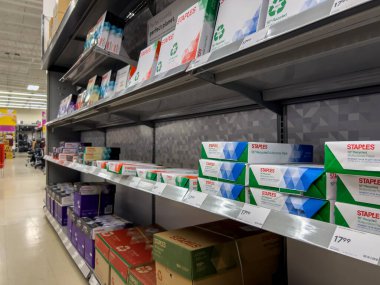 Seattle, WA USA - Ekim 2022: Staples perakende satış için çeşitli kopya kağıtları üzerine seçici odaklanma.