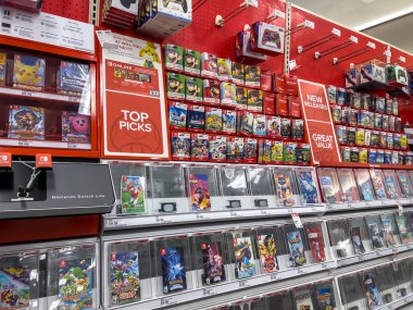 Seattle, WA USA - Ağustos 2022: Hedef mağaza içinde satılık Nintendo Switch oyunlarına açılı, seçici odaklanma.