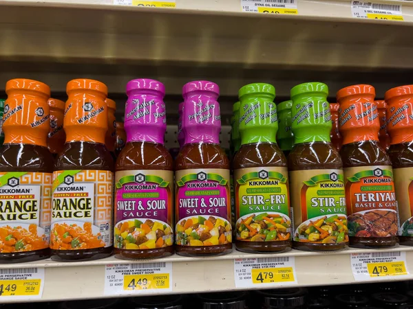 Woodinville, WA USA - Aralık 2022: Haggen 'deki bir markette Kikkoman' ın sos pişirmesini yakından izleyin.