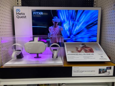 Seattle, WA USA - Aralık 2022: Hedef mağaza içinde satılık Meta Quest VR ürünlerinin yakın görüntüsü.