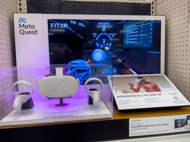 Seattle, WA USA - Aralık 2022: Hedef mağaza içinde satılık Meta Quest VR ürünlerinin yakın görüntüsü.