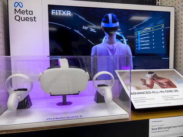 Seattle, WA USA - Aralık 2022: Hedef mağaza içinde satılık Meta Quest VR ürünlerinin yakın görüntüsü.