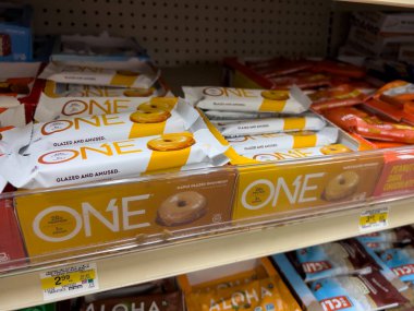 Woodinville, WA USA - Aralık 2022: Bir Haggen marketinde satılık enerji ve protein barlarına yakın görüş.