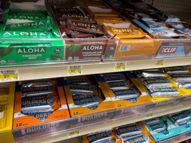 Woodinville, WA USA - Aralık 2022: Bir Haggen marketinde satılık enerji ve protein barlarına yakın görüş.