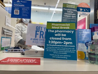 Everett, WA USA - Aralık 2022: Albertsonlar 'daki bir marketin eczane bölümündeki reçeteli ilaç reçetesinin düşük görünümü.