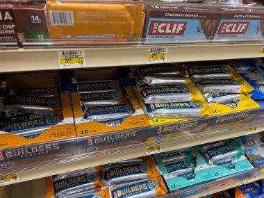 Woodinville, WA USA - Aralık 2022: Bir Haggen marketinde satılık enerji ve protein barlarına yakın görüş.