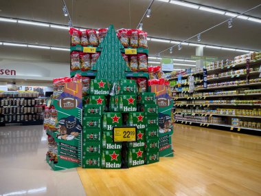 Everett, WA USA - Aralık 2022: Bir bakkal dükkanında Heineken birasının Noel görüntüsü.