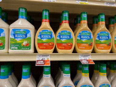 Seattle, WA USA - Aralık 2022: Bir markette satılık Gizli Vadi soslarının yakın görüntüsü.