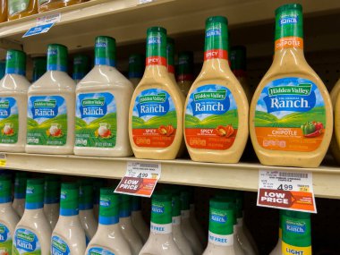 Seattle, WA USA - Aralık 2022: Bir markette satılık Gizli Vadi soslarının yakın görüntüsü.