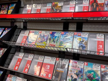 Seattle, WA USA - Aralık 2022: Bir GameStop oyun mağazasında satılık kullanılmış video oyunlarına seçici odaklanma.