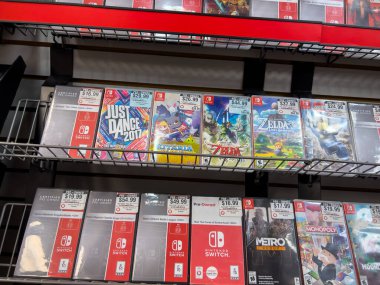 Seattle, WA USA - Aralık 2022: Bir GameStop oyun mağazasında satılık kullanılmış video oyunlarına seçici odaklanma.
