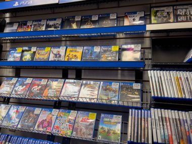Seattle, WA USA - Aralık 2022: Bir GameStop oyun mağazasında satılık kullanılmış video oyunlarına seçici odaklanma.