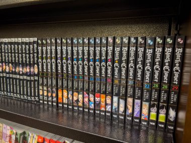 Woodinville, WA USA - Kasım 2022: Barnes ve Noble mağazalarında satılık Black Butler mangasına yakından bakın