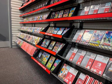 Seattle, WA USA - Aralık 2022: Bir GameStop oyun mağazasında satılık kullanılmış video oyunlarına seçici odaklanma.
