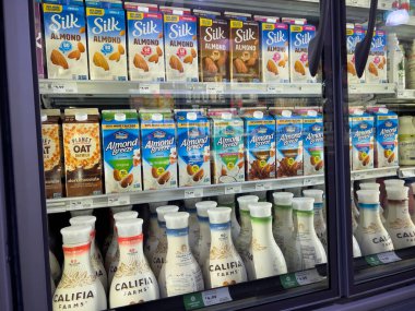 Mill Creek, WA USA - Nisan 2022: Bir kasaba ve ülke marketinin soğutulmuş bölümündeki süt ürünlerine odaklı, seçici bir bakış açısı.