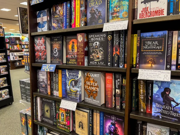 Woodinville, WA USA - Kasım 2022: Barnes ve Noble mağazalarında satılık kitapların geniş görünümü.