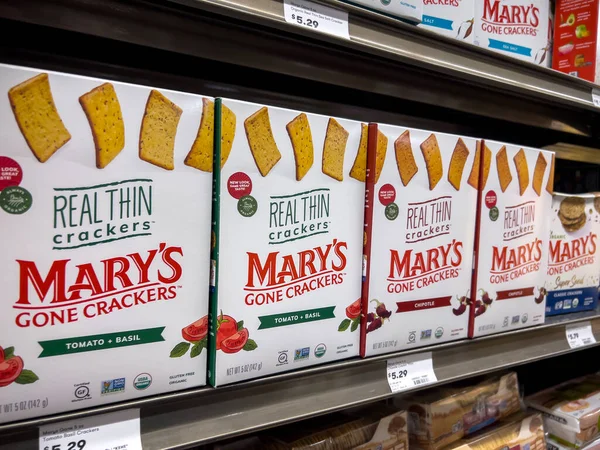 Mill Creek, WA USA - Nisan 2022: Bir kasaba ve taşra bakkalında satılık Mary 's Gone Crackers ürünlerine yakından bakın.