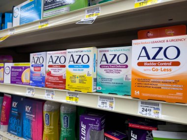 Seattle, WA USA - Aralık 2022: Bir markette satılık idrar ürünlerinin açılı görünümü.