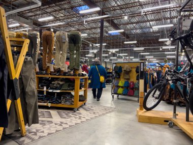 Bellevue, WA USA - Aralık 2022: REI spor giysileri ve açık hava mağazasının içi geniş görünüm.