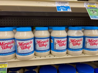 Seattle, WA USA - Aralık 2022: Bir markette satılık Mucize Kırbaç manzarası.