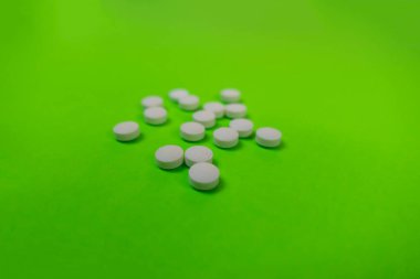 Seattle, WA USA - Kasım 2022: Yeşil arka planda hidroksizin hapları üzerine seçici odaklanma.