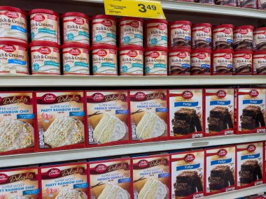 Seattle, WA USA - Aralık 2022: Bir bakkal dükkanında Betty Crocker 'ın pişirme miksleri ve dondurmalar satışa sunulması.