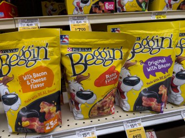 Seattle, WA USA - Aralık 2022: Safeway 'deki bir markette köpek maması satışına yakından bakın.