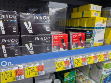 Monroe, WA USA - Aralık 2022: Walmart perakende satış için kan glikoz test ürünlerine yakın görünüm.