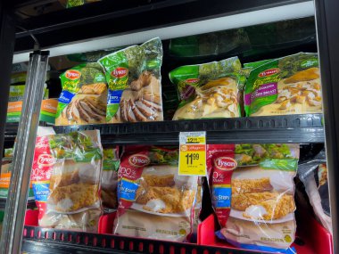 Woodinville, WA USA - Aralık 2022: Bir marketin dondurucu bölümünde satılık donmuş tavuk ürünlerine yakından bakın.